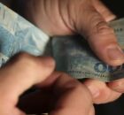 Pessoa contando dinheiro.