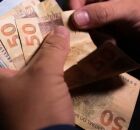 Pessoa contanto dinheiro.