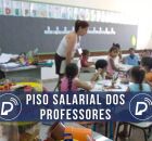 Professora da educa&ccedil;&atilde;o b&aacute;sica em sala de aula.