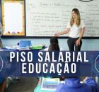 Profissional da educa&ccedil;&atilde;o em sala de aula.