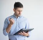 Ilustra&ccedil;&atilde;o de prefeito analisando o que pode ser feito em seu &uacute;ltimo ano de mandato.