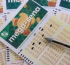 Cartelas da Mega-Sena marcadas com caneta.