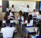 Professor na sala dando aula.