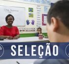 Professora em sala de aula.