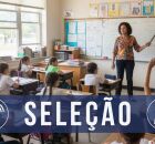 Professora ensinando alunos.