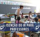 Professora da educa&ccedil;&atilde;o b&aacute;sica com crian&ccedil;as em sala de aula.