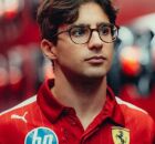 Rafael C&acirc;mara com roupa da Ferrari.