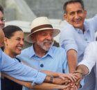 Raquel Lyra ao lado do presidente Lula e seus ministros.