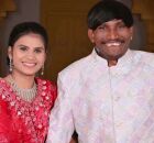 Suraj Chavan, homem considerado o mais bonito da &Iacute;ndia, ao lado de sua esposa.