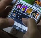 Pessoa mexendo em aplicativo de bet no celular.