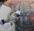 Pessoa sendo tatuada 