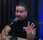 Pastor participa de podcast e gesticula enquanto comenta tema em est&uacute;dio.