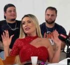 Andressa Urach participa de entrevista em est&uacute;dio e gesticula durante a conversa.
