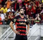 Z&eacute; Roberto em campo com a camisa do Sport.