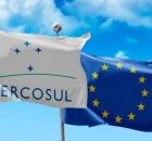 Bandeiras do Mercosul e Uni&atilde;o Europeia.