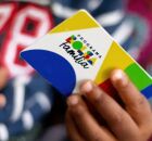 Crian&ccedil;a com cart&atilde;o do Bolsa Fam&iacute;lia.