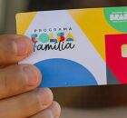 Pessoa segurando cart&atilde;o do Bolsa Fam&iacute;lia.