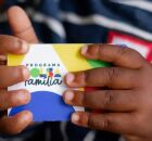 Crian&ccedil;a segurando cart&atilde;o de benefici&aacute;rio do Bolsa Fam&iacute;lia.