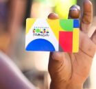 Pessoa segurando cart&atilde;o do Bolsa Fam&iacute;lia.