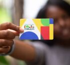 Mulher segurando cart&atilde;o do Bolsa Fam&iacute;lia.