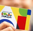 Menino segurando cart&atilde;o do Bolsa Fam&iacute;lia.