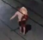 Momento em que homem leva corpo de cantor, em Pernambuco.