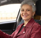 Renova&ccedil;&atilde;o autom&aacute;tica da CNH beneficia bons condutores em 2026, mas exclui maiores de 70 anos. 