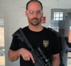 Eduardo Bolsonaro com arma na m&atilde;o. 