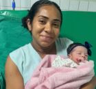 Emanuelle com a pequena Luna nos Bra&ccedil;os.