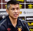 Gustavo Florent&iacute;n est&aacute; conversando com o Santa Cruz.