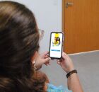 Mulher mexendo em aplicativo do Gov.BR.