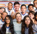 Governadora Raquel Lyra com alunos da rede estadual de Pernambuco.