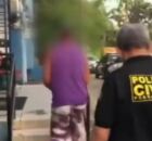 Momento em homem &eacute; levado ao DHPP, no Recife. 