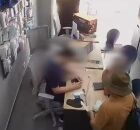 Momento em que idoso esfaqueia funcion&aacute;rio de loja da TIM, em Carpina.