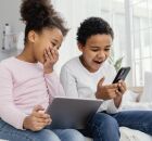 Crian&ccedil;as no celular e tablet.