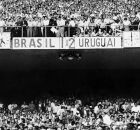 Maracanazzo, o Brasil perde a Copa do mundo para o Uruguai em casa.