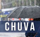 Pessoa com guarda-chuva na rua.