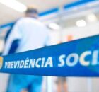 Homem em fila do INSS.