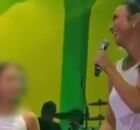 Ivete Sangalo canta com crian&ccedil;a em show.