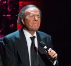 Julio Iglesias &eacute; denunciado por tr&aacute;fico humano, ass&eacute;dio e maus-tratos por ex-funcion&aacute;rias