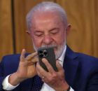 Presidente Lula mexendo no celular.
