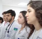 Alunos de medicina em aula pr&aacute;tica.