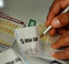 Pessoa marcando cartela da Mega-Sena.