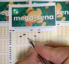 Pessoa marcando cartelas da Mega-Sena.