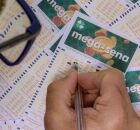 Pessoa marcando cartelas da Mega-Sena.