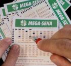 Pessoa marcando cartelas da Mega-Sena.