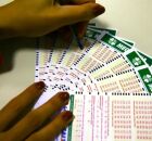 Mulher marcando cartelas da Mega-Sena.