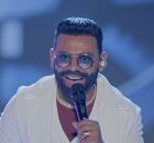 Cantor Pablo durante apresenta&ccedil;&atilde;o em show