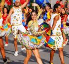 Passistas dan&ccedil;am o frevo em ruas do Recfe