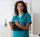 Resolu&ccedil;&atilde;o do Cofen autoriza enfermeiros a prescrever medicamentos, incluindo antibi&oacute;ticos, dentro de protocolos de sa&uacute;de.